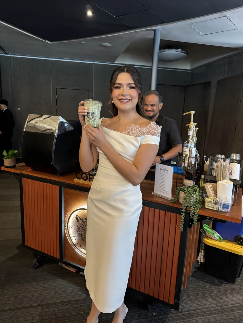 Novia con bebida Selva Norte en su boda
