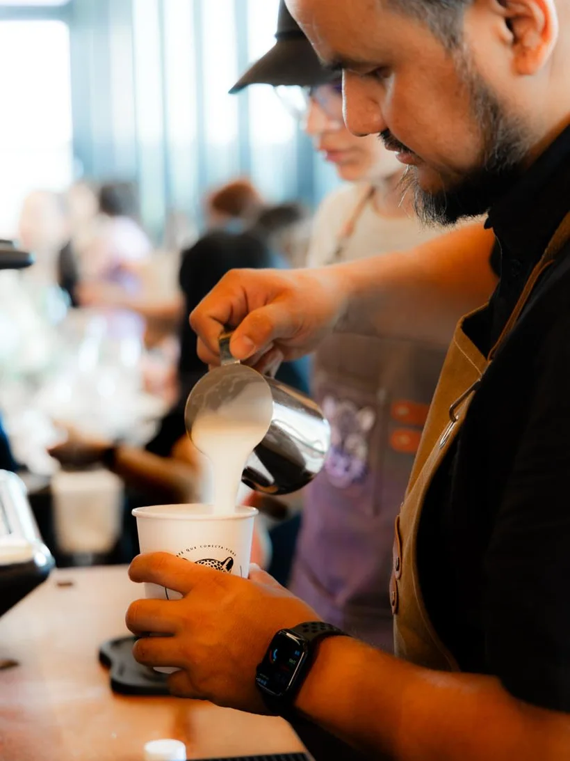 Barista sirviendo leche vaporizada