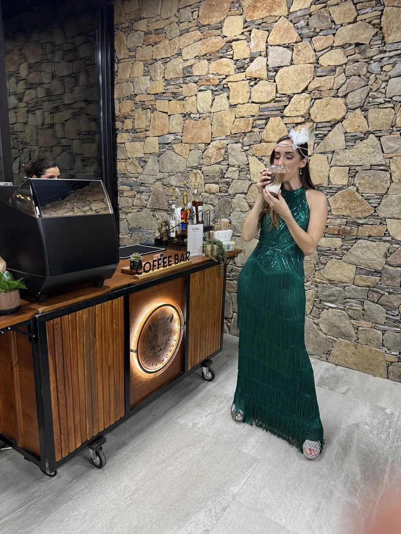 Invitada con bebida en evento temático
