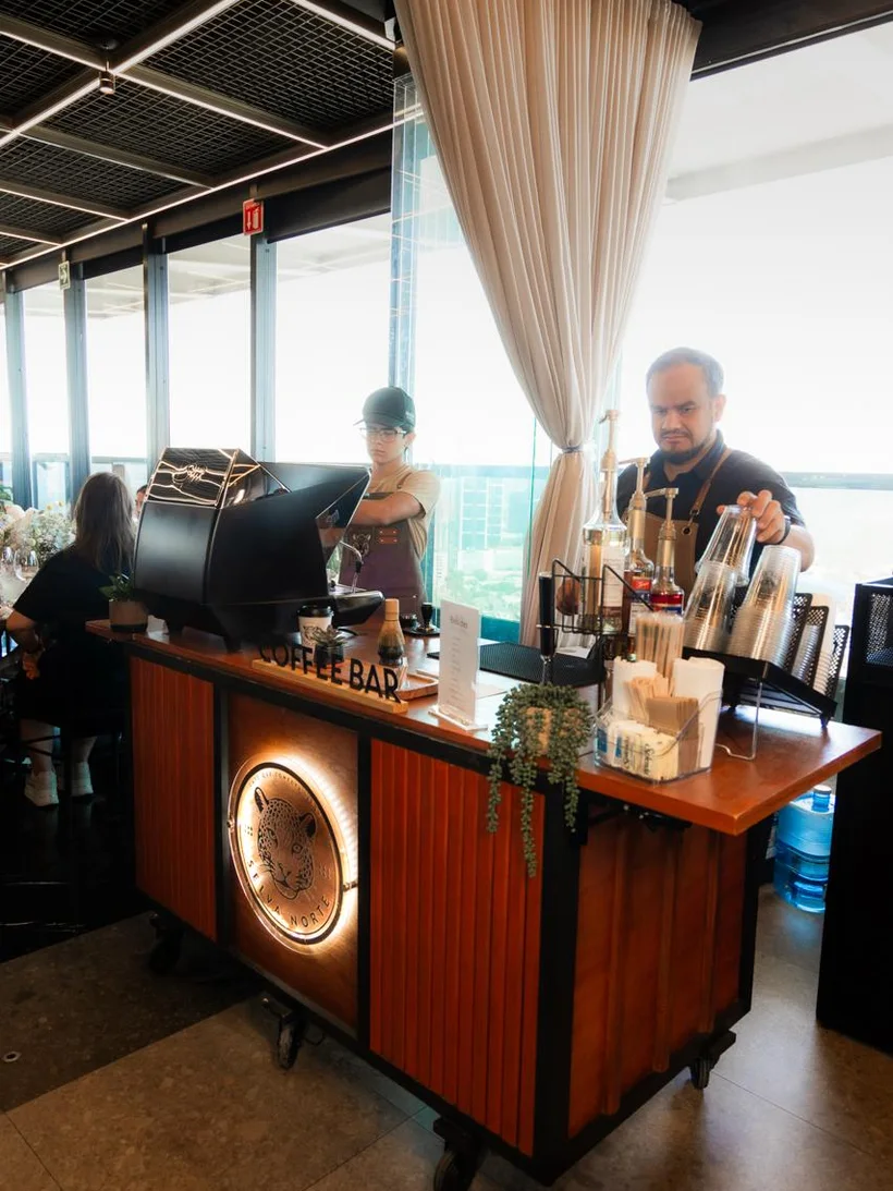 Barra de café en salón con vista panorámica