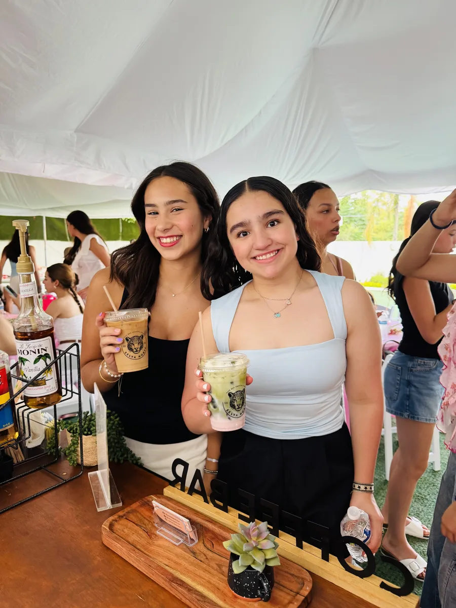 Amigas con sus vasos Selva Norte