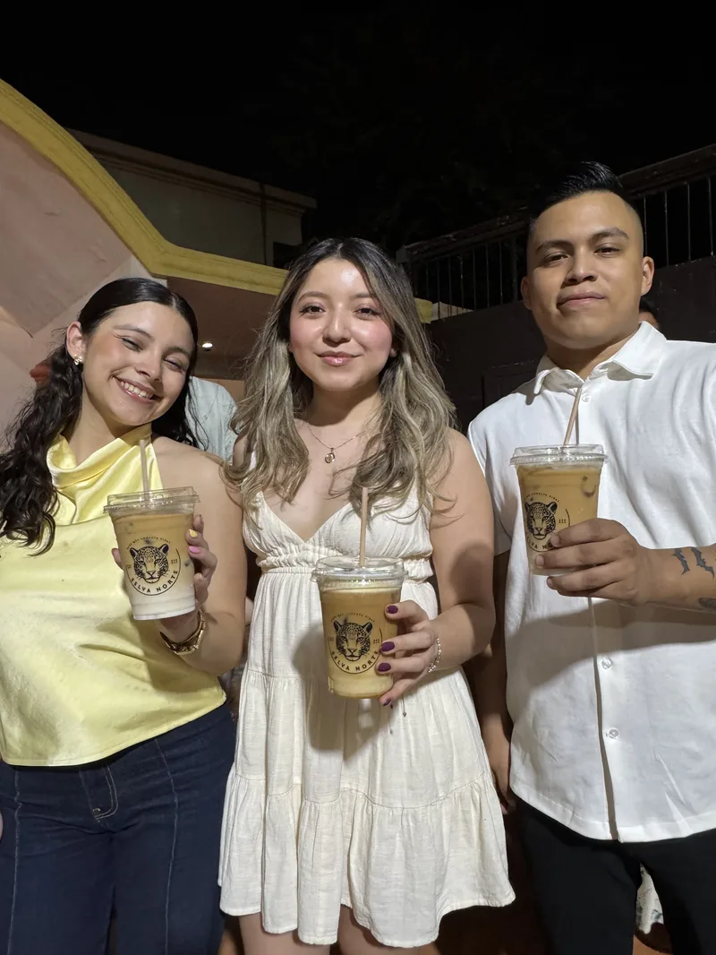 Invitadas con café