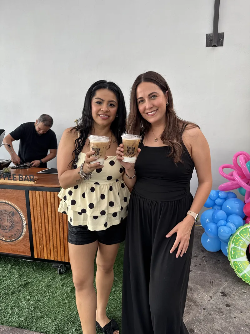 Invitadas con la barra de fondo