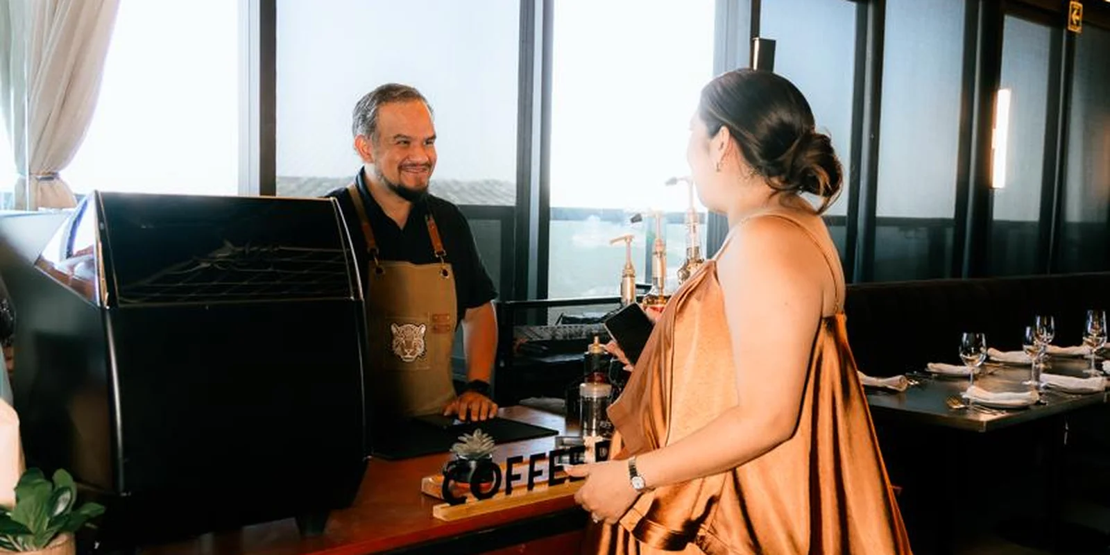 Atendiendo a una invitada en la barra de café