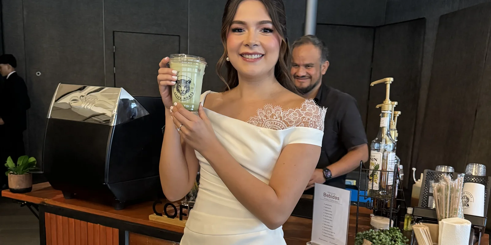 Novia disfrutando una bebida de Selva Norte en su boda